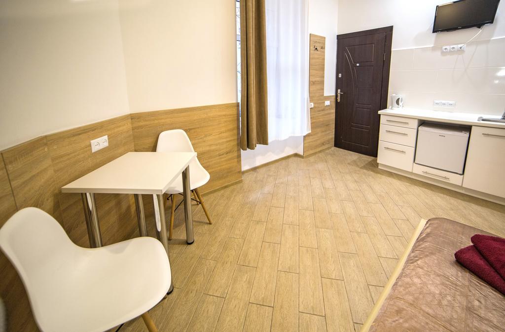 Mini Economy Apartments - Chornovola Avenue - 2 Minutes To The Opera House Львов Экстерьер фото